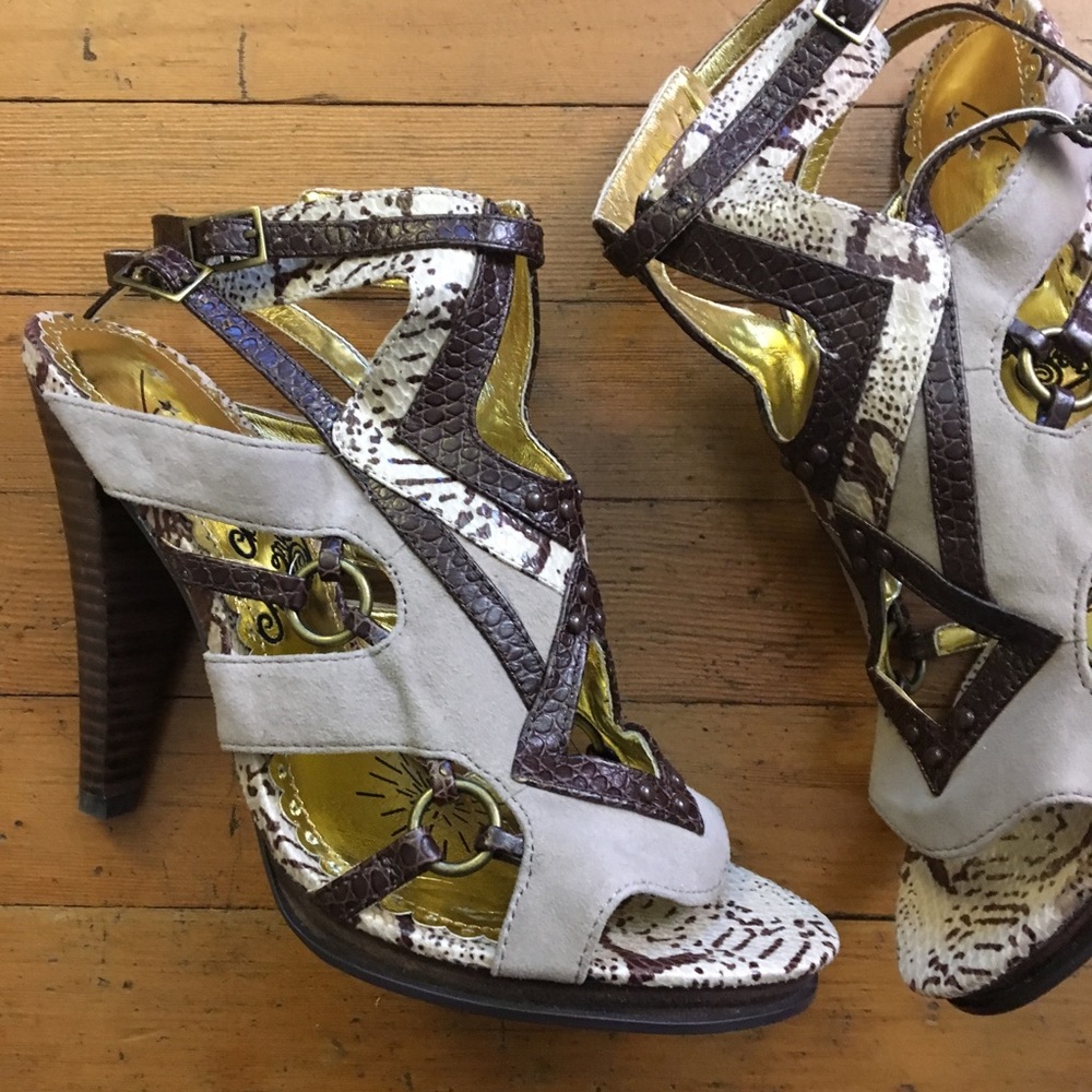 NIB Strappy heeled sandals